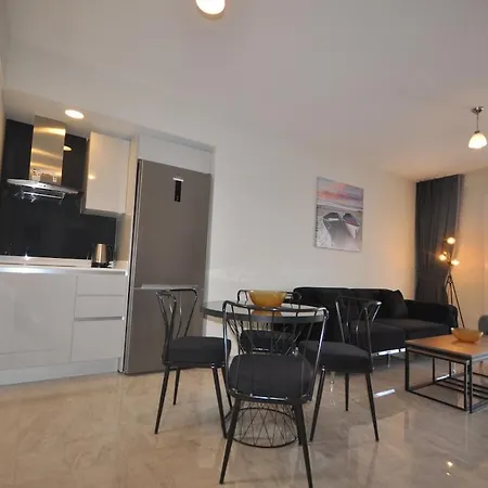 2 Bedroom Castamar شقة