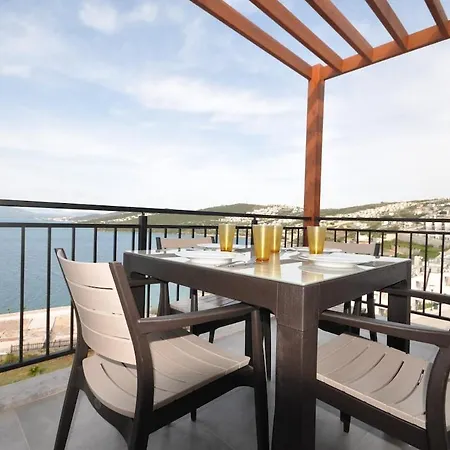 2 Bedroom Castamar شقة *