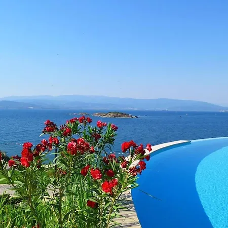 2 Bedroom Castamar شقة *